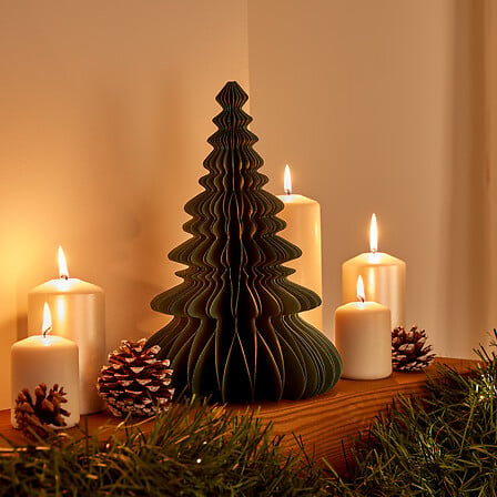 Sapin de Noël décoratif en papier alvéolé vert foncé 30cm avec bougies et branches de sapin ambiance fêtes