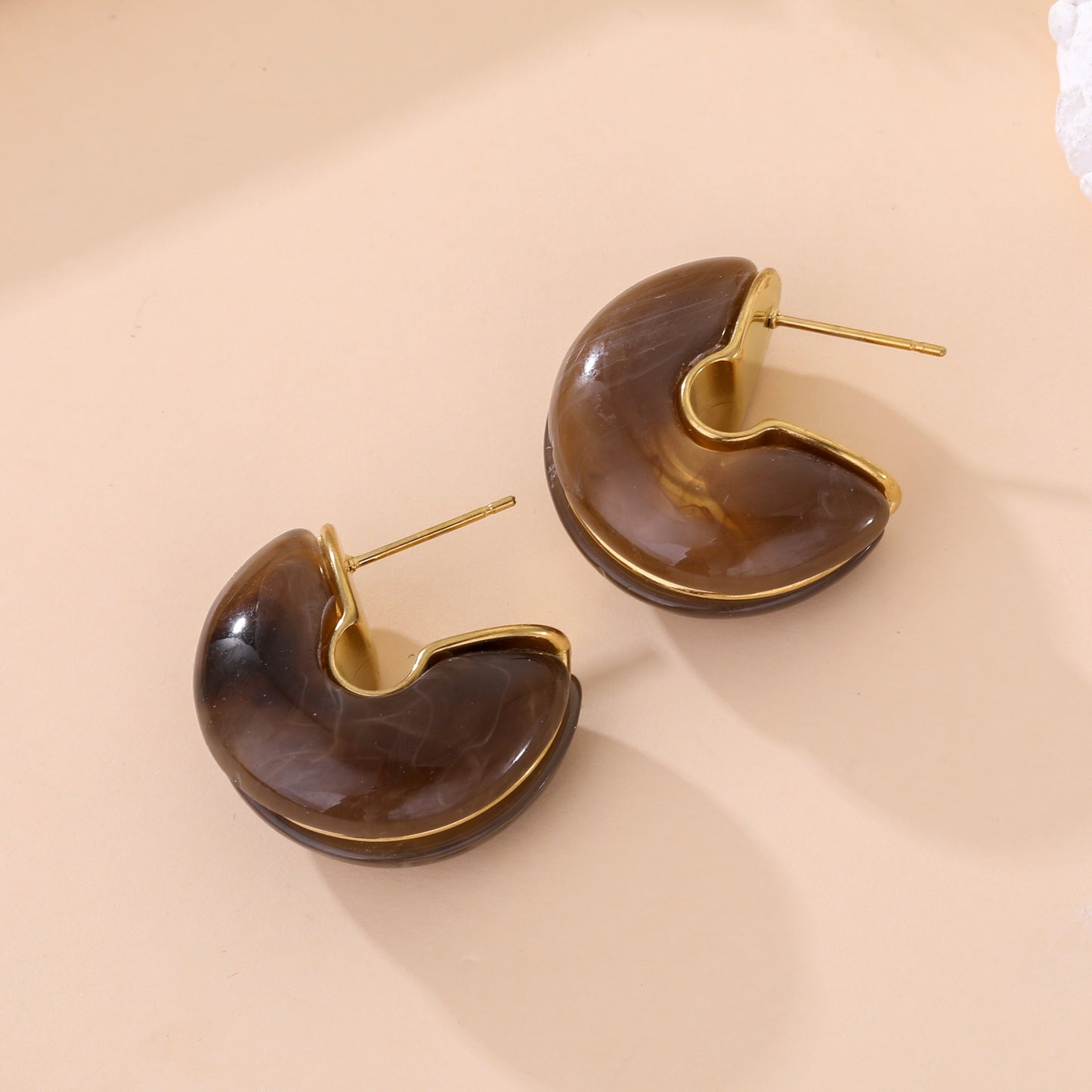Boucles d’oreilles dorées et acétate marron