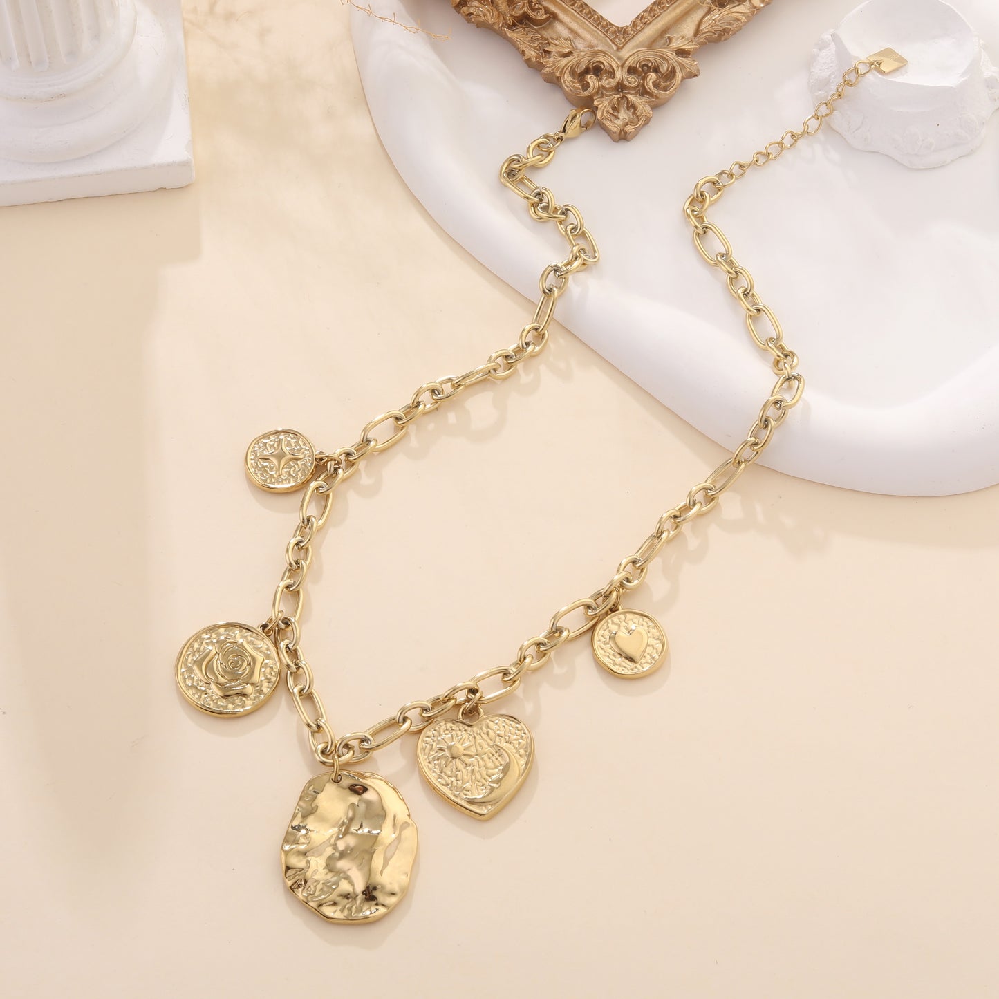 Collier doré à pendentifs gravés