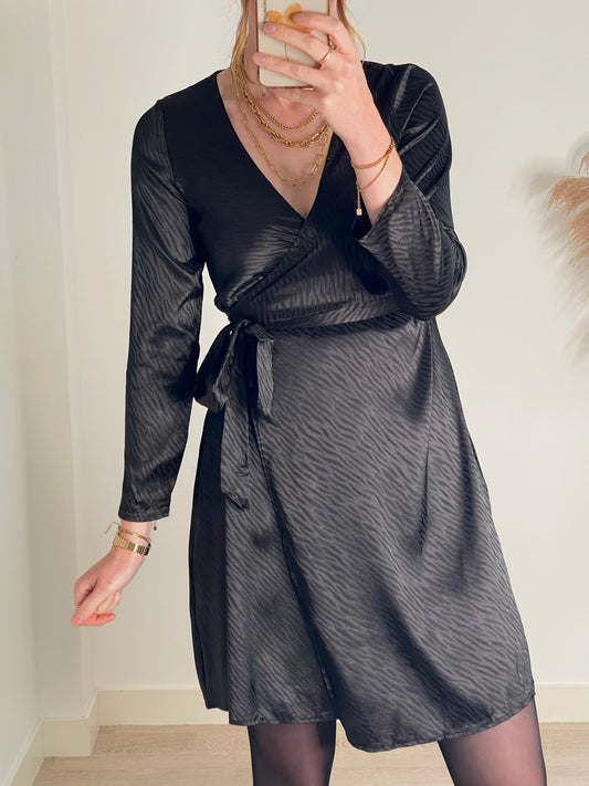 Robe Lucy – Robe portefeuille satinée noire