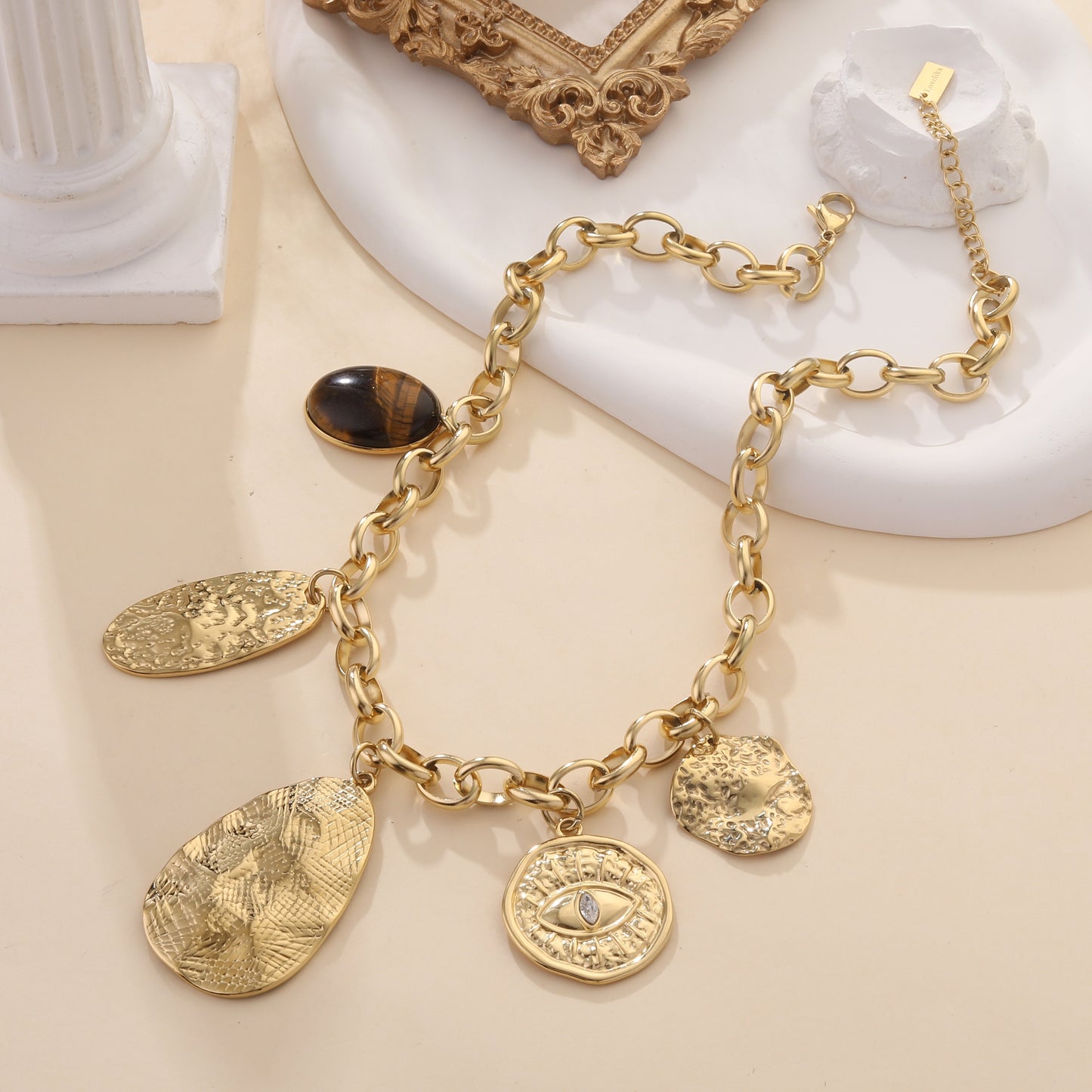 Collier doré à médaillons