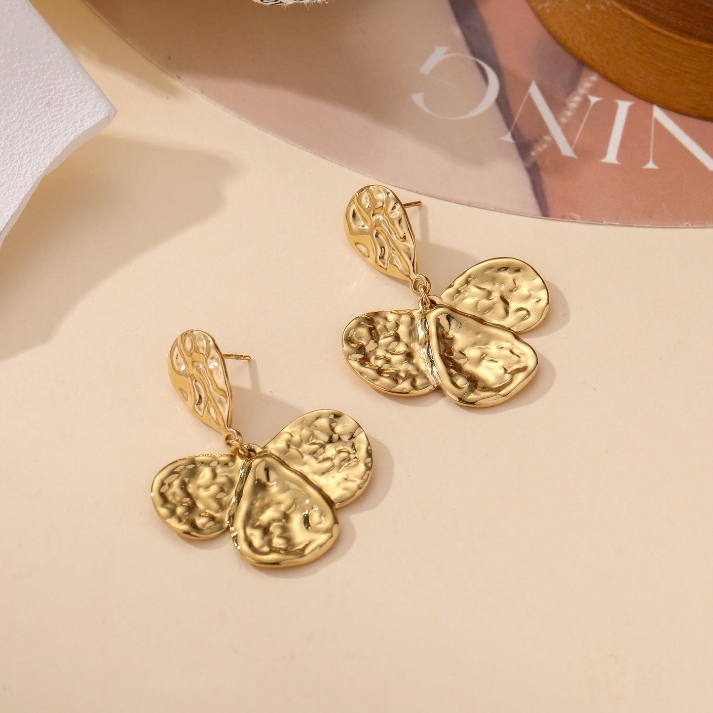 Boucles d’oreilles dorées martelées