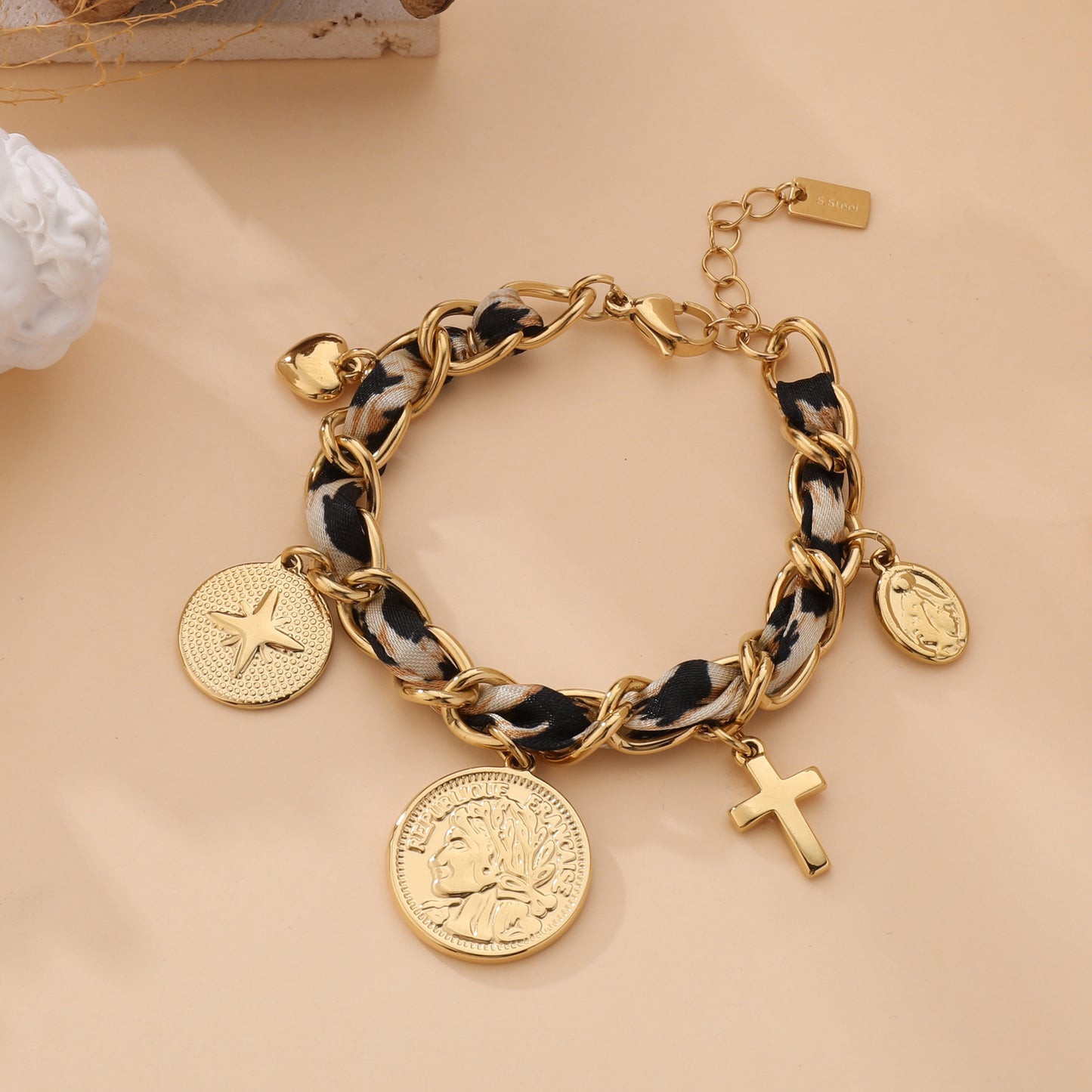 Bracelet doré à breloques