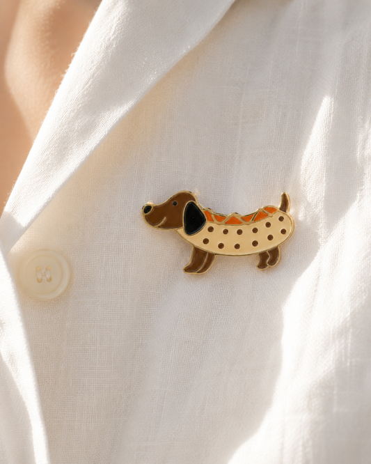Broche Teckel Hot-Dog portée sur chemise blanche