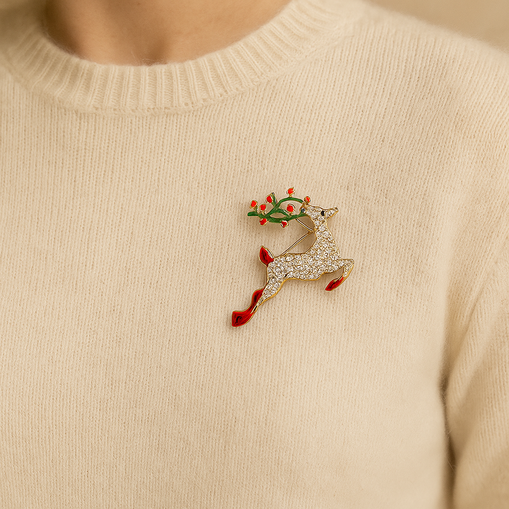 Broche Renne de Noël porté sur un pull crème