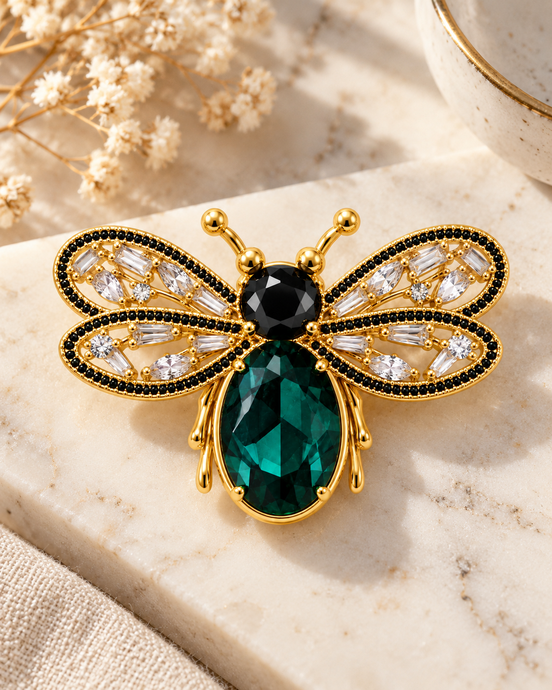 Broche abeille dorée ornée cristaux verts et noirs style luxe femme accessoire bijou fantaisie élégant