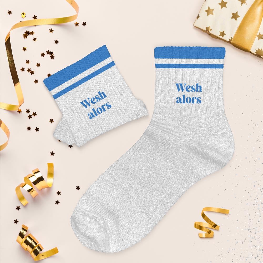 Chaussettes blanches à paillettes argentées avec bandes bleues et inscription Wesh alors, style streetwear femme