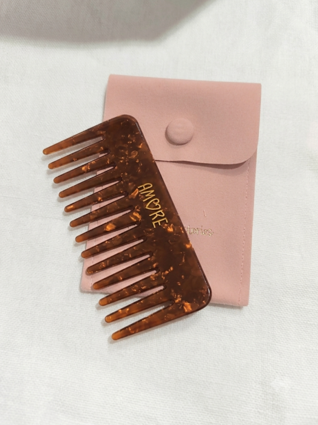 Peigne écaille de tortue gravé AMOUR avec pochette rose, accessoire cheveux femme tendance
