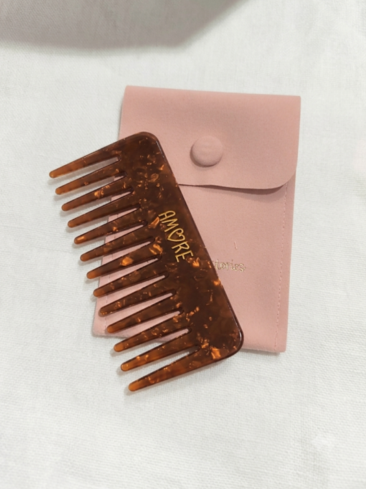 Peigne écaille de tortue gravé AMOUR avec pochette rose, accessoire cheveux femme tendance