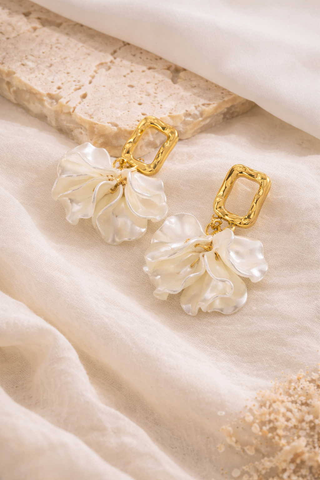 Boucles d’oreilles pendantes dorées et fleurs nacrées