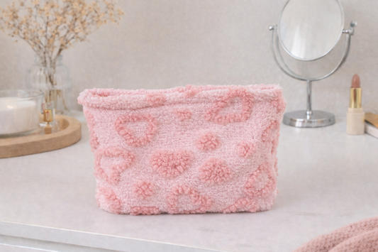 Trousse en moumoute à cœurs en relief