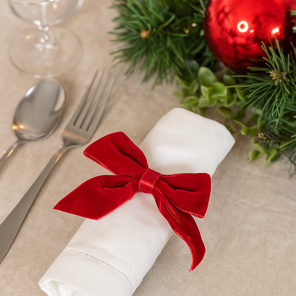 Rond de serviette nœud velours rouge sur serviette blanche, décoration table Noël élégante lot de 2