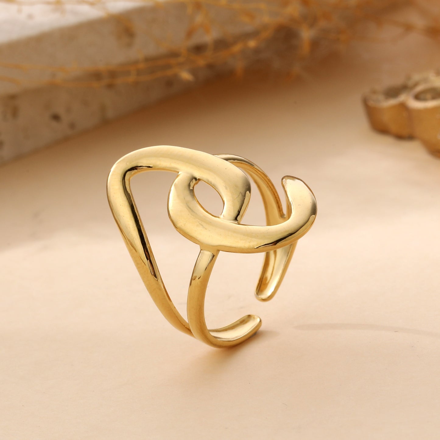 Bague dorée abstraite