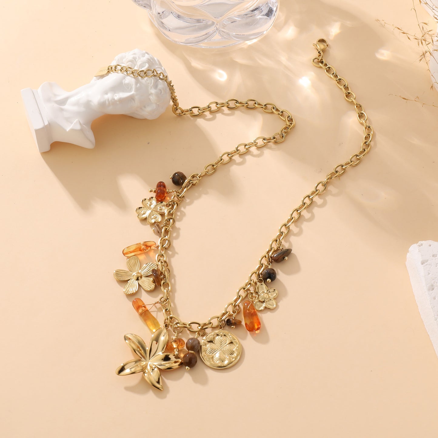 Collier Charms Flora – Fleurs dorées & perles caramel