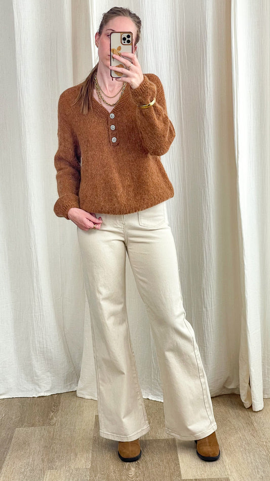 Pull col V baby alpaga caramel avec boutons décoratifs, coupe oversize douce femme, porté avec pantalon flare écru