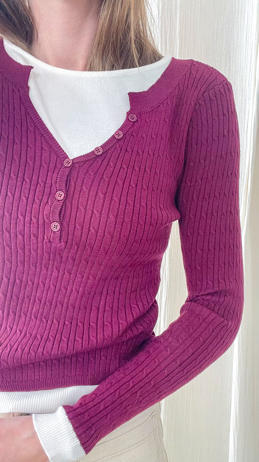 Pull col V bordeaux maille torsadée femme avec boutons décoratifs style preppy porté sur t-shirt blanc