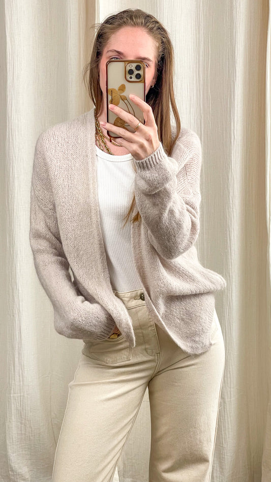 Gilet beige en kid mohair femme coupe loose oversize porté sur top blanc et jean écru style minimaliste