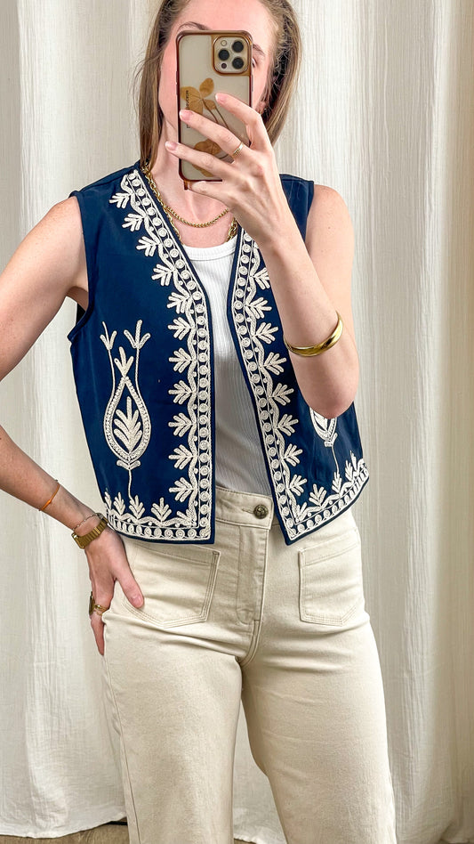Gilet boléro bleu marine broderies blanches ethniques femme sans manches style bohème chic