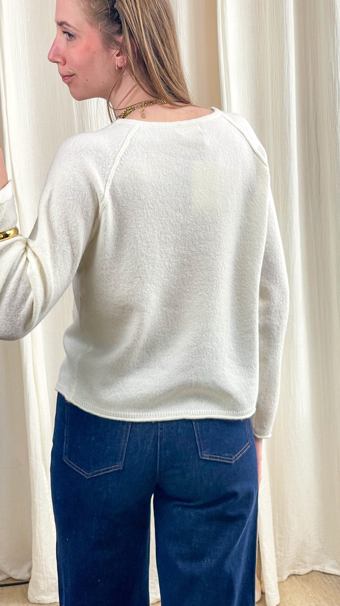 Pull femme blanc cassé en maille douce coupe ample manches longues col rond style casual chic
