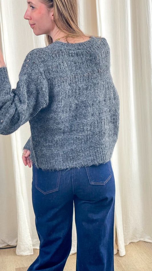 Pull Dorothy gris chiné en maille torsadée douce coupe oversize femme porté avec jean taille haute bleu brut