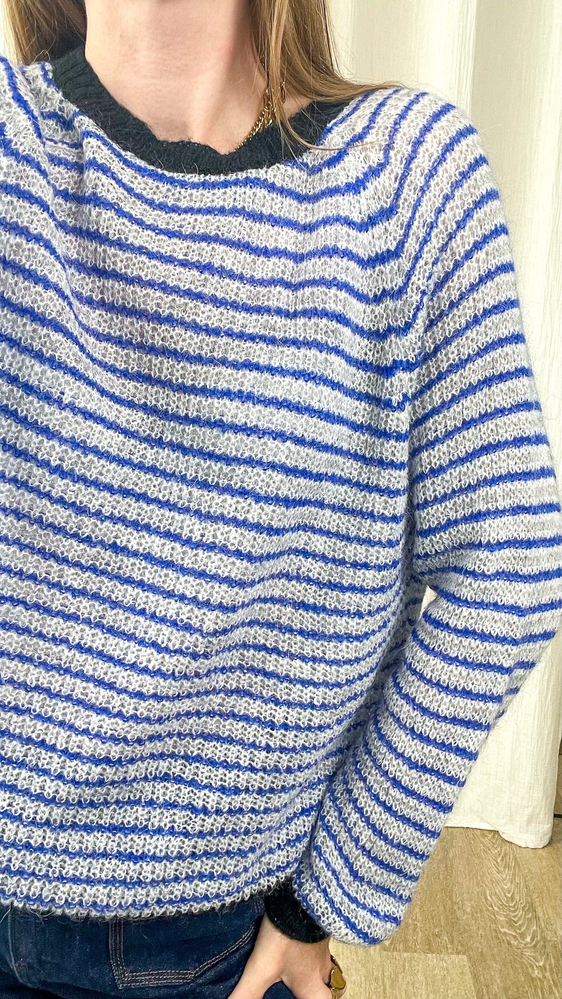 Pull femme maille légère rayures bleu roi et gris chiné col rond style marinière décontracté