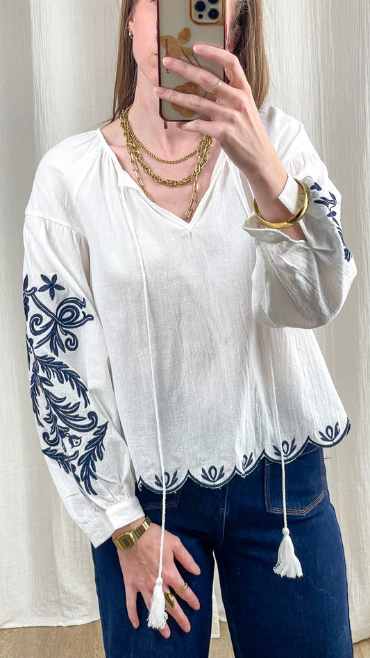 Blouse Alice blanche broderies bleues style bohème femme manches longues col V avec pompons