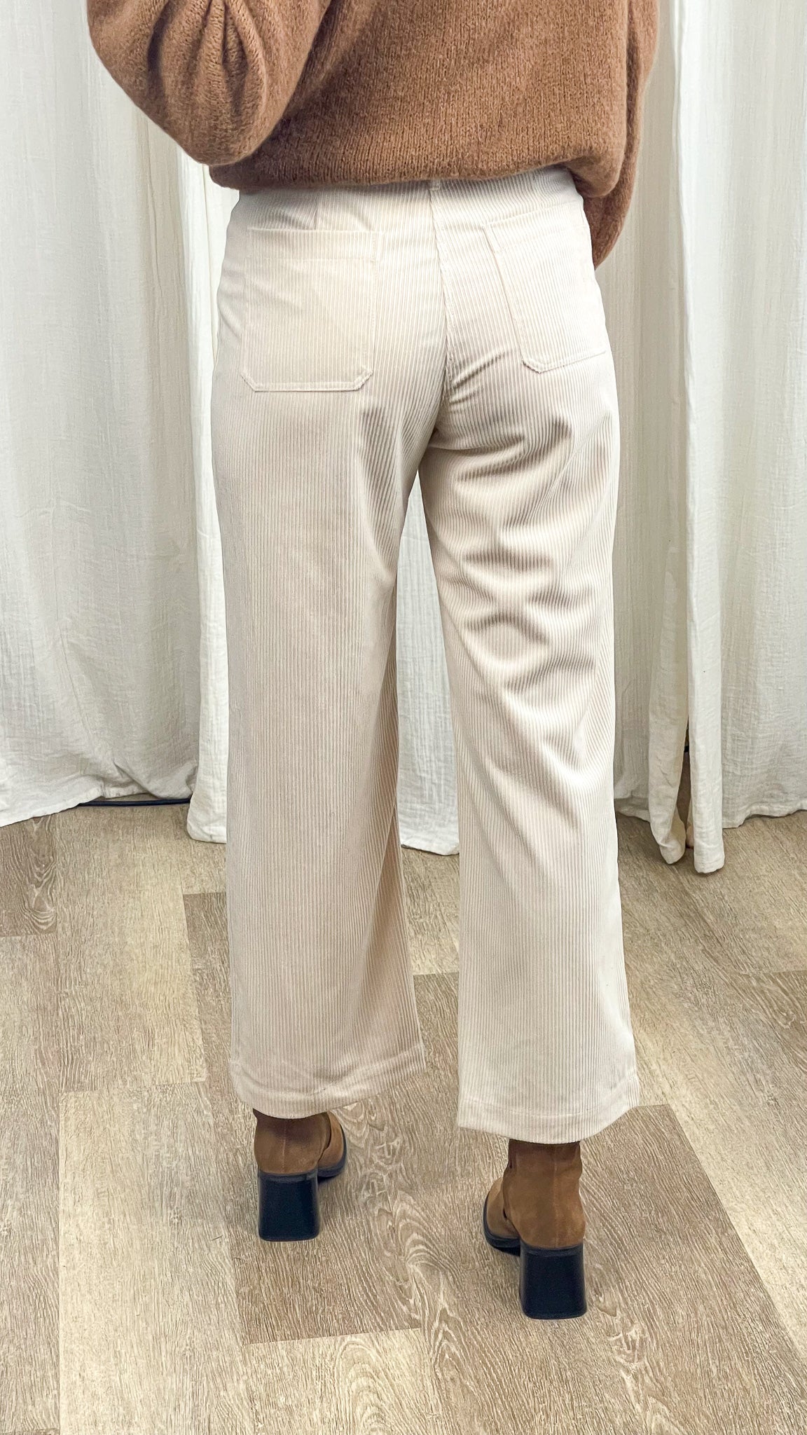 Pantalon velours côtelé beige coupe large taille haute avec poches arrière femme tendance automne hiver