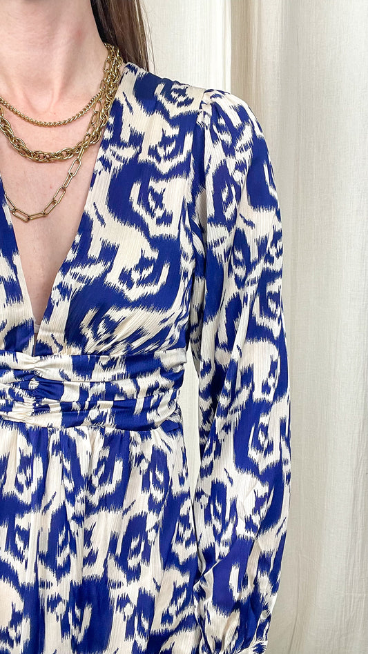 Robe Asumi portefeuille bleu et blanc imprimé ikat manches longues col V plongeant femme chic