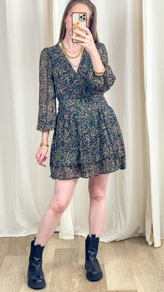 Robe Mathilde courte fleurie verte manches longues transparentes style bohème chic femme avec ceinture à nouer