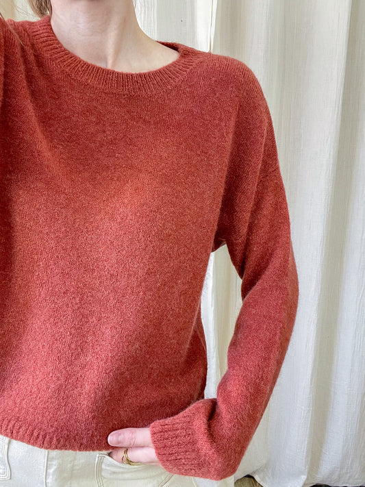 Pull femme baby alpaga couleur brique col rond coupe ajustée manches longues style minimaliste hiver