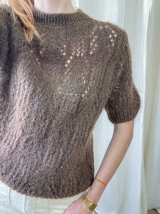 Pull manches courtes femme marron taupe en mohair avec détails ajourés au col, style bohème chic