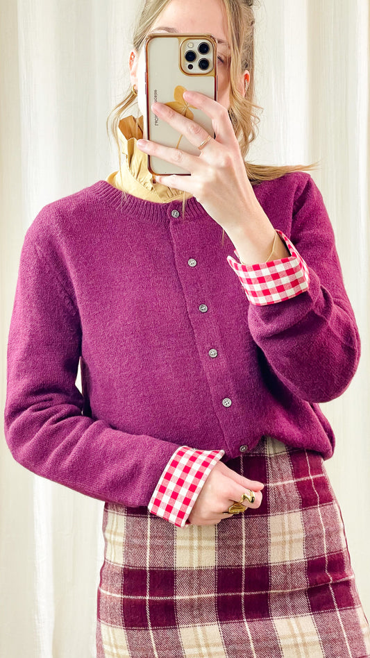 Gilet Paula – Gilet prune boutonné en maille douce