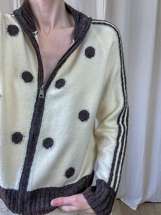 Gilet zippé beige à pois marron femme avec col montant et bandes contrastantes sur les manches style vintage