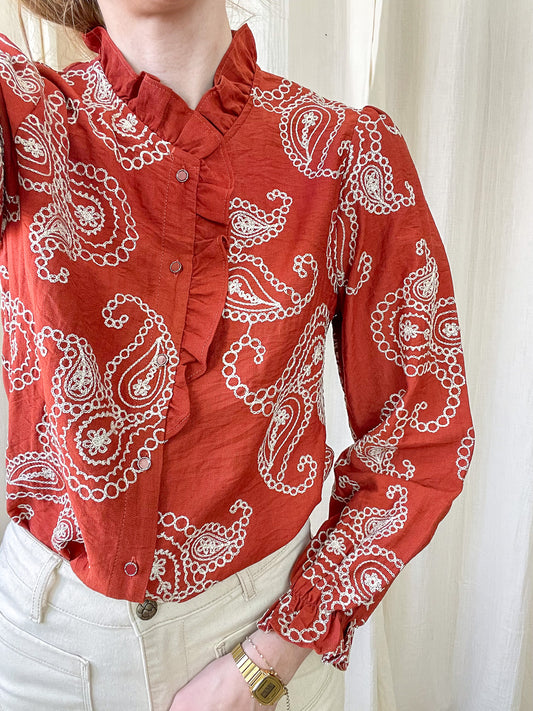 Blouse brodée rouge brique col froufrou motif paisley blanc femme style bohème chic