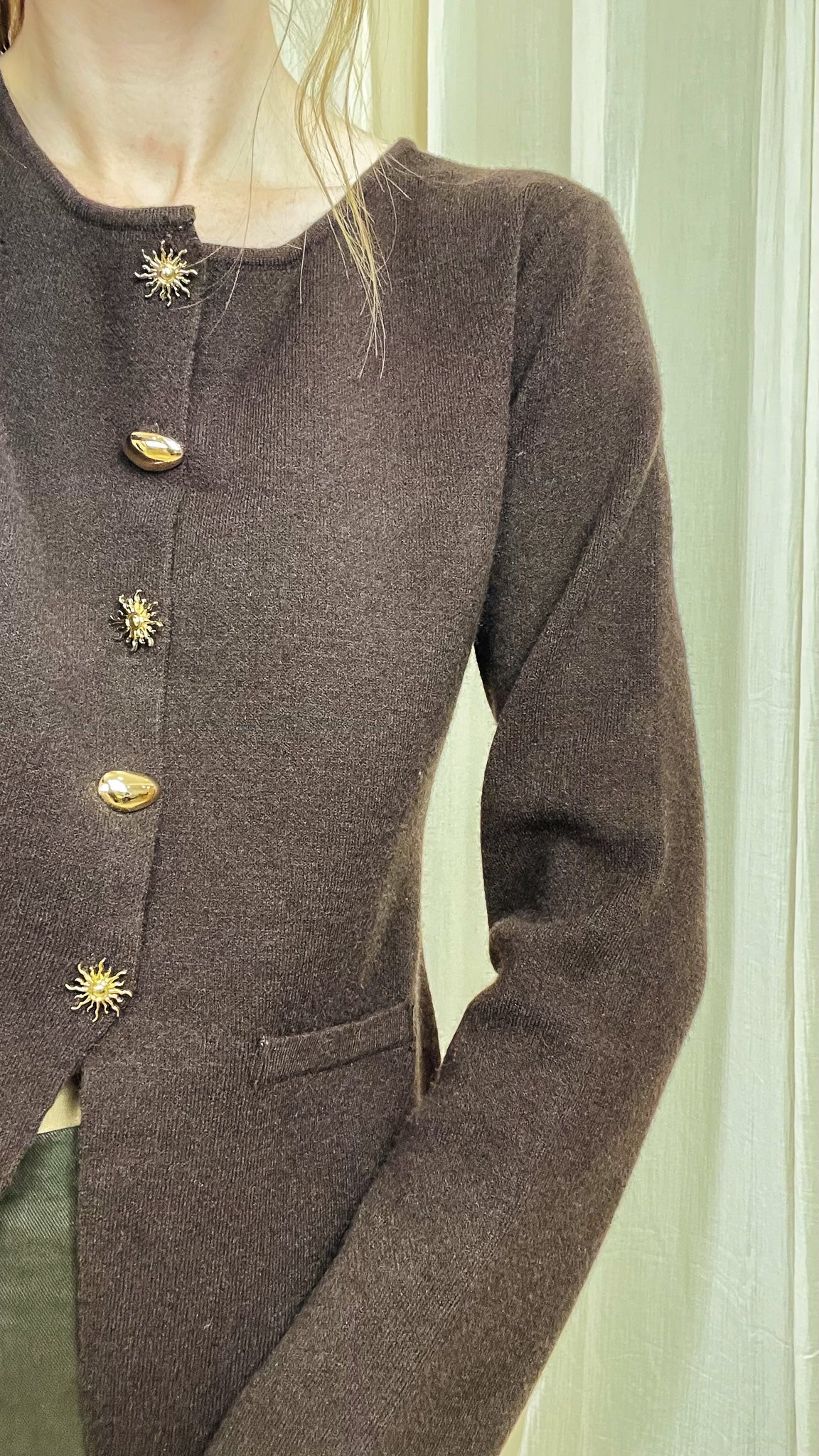 Gilet Aliya – Gilet boutonné à boutons bijoux