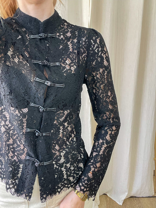 Blouse dentelle noire col mandarin avec brandebourgs, style asiatique chic femme, manches longues transparentes
