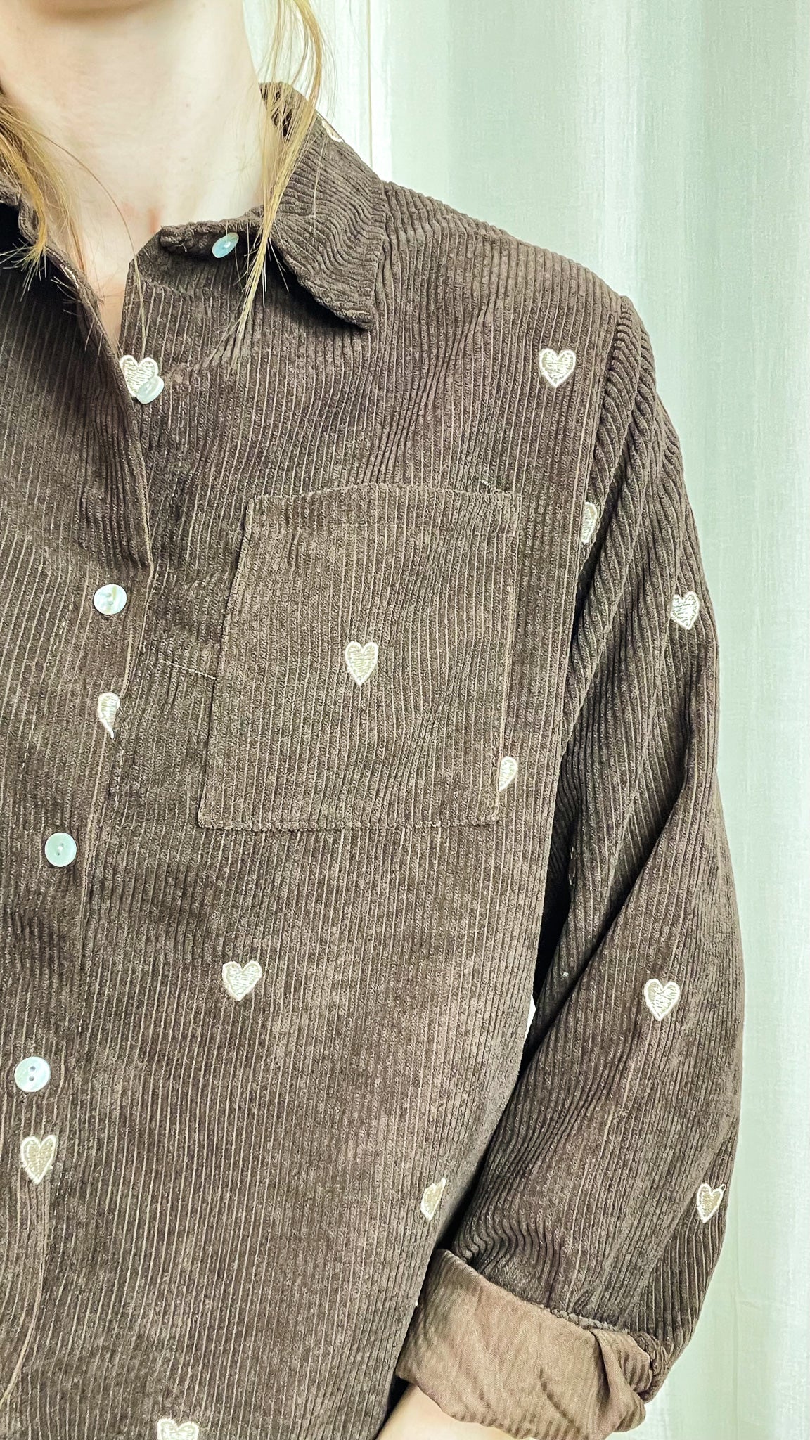 Chemise Cœur – Velours côtelé brodé de petits cœurs