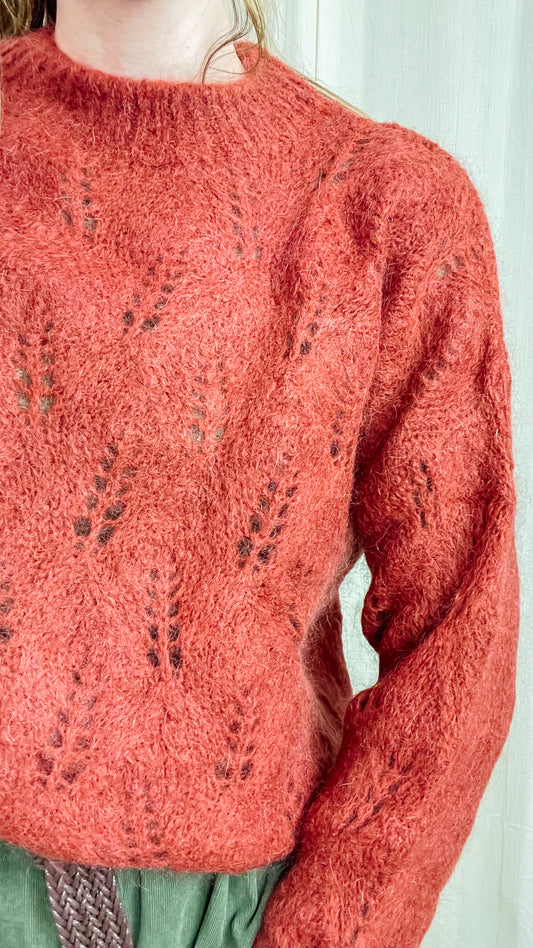 Pull ajouré mohair couleur corail motif feuilles tricotées femme style cosy hiver