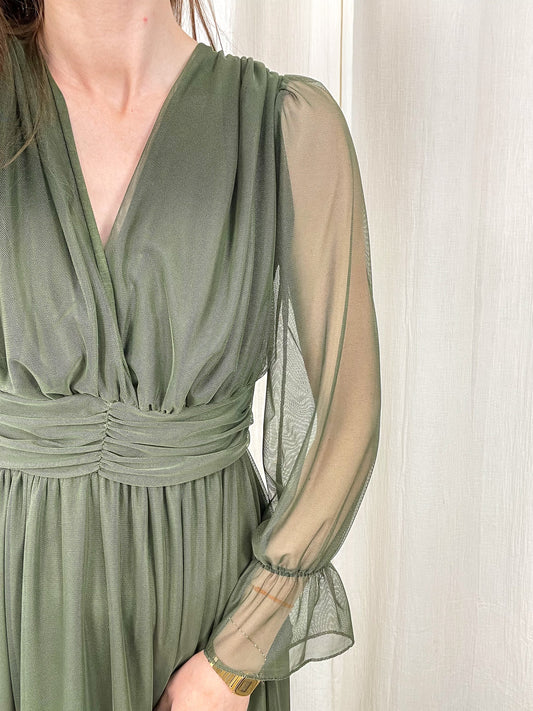 Robe longue cérémonie vert olive en tulle doux col V avec manches transparentes et taille froncée femme