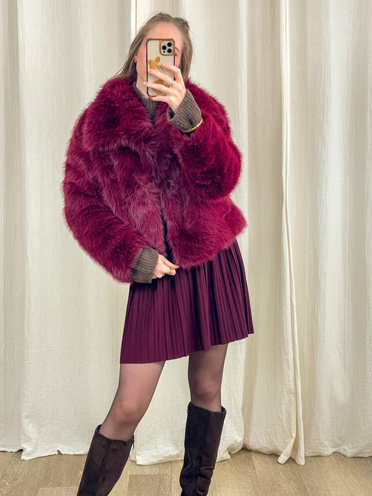 Veste fourrure bordeaux femme coupe courte style glamour hiver avec col enveloppant