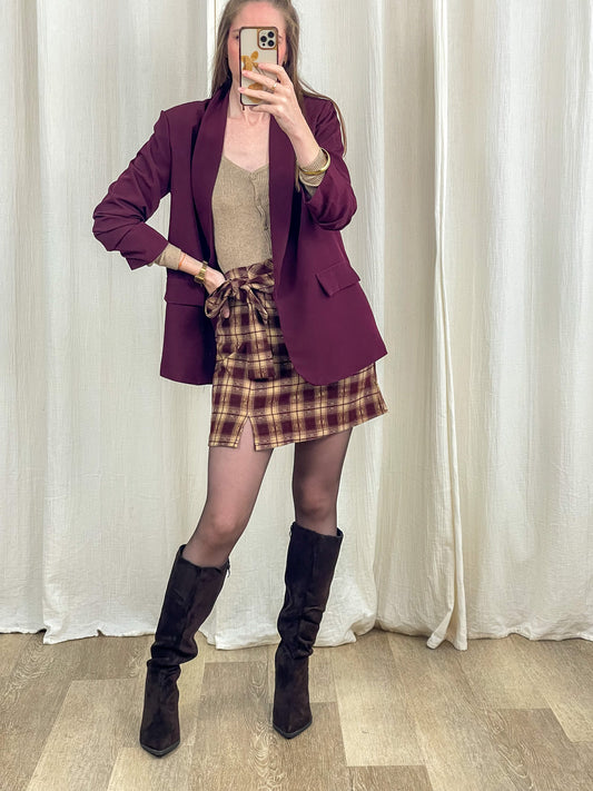 Blazer oversize bordeaux col châle femme porté avec jupe écossaise et bottes hautes noires, style casual chic automne