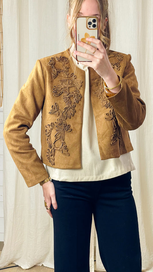 Veste Gabriela – Veste effet daim et broderies florales en relief