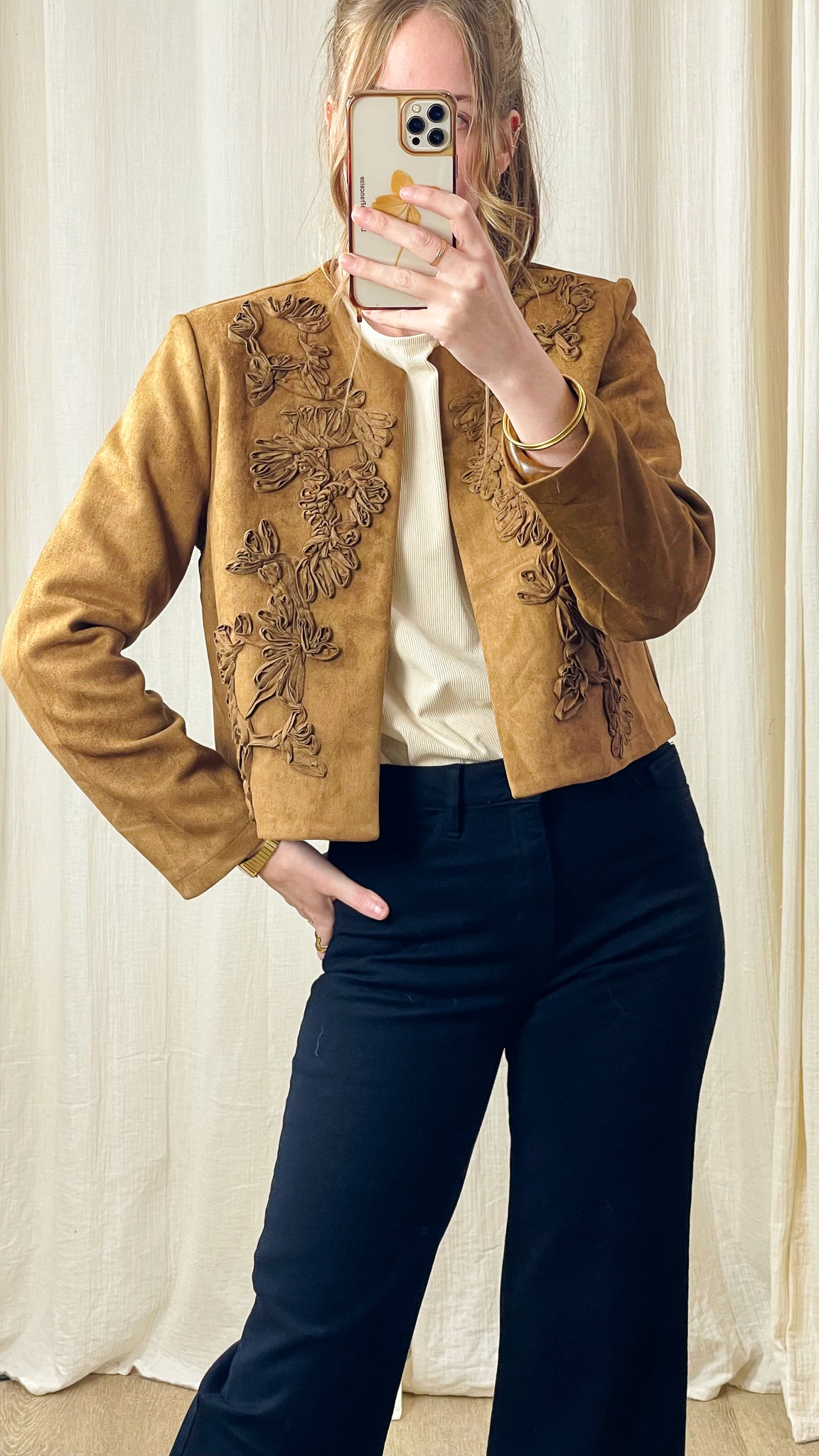 Veste Gabriela – Veste effet daim et broderies florales en relief