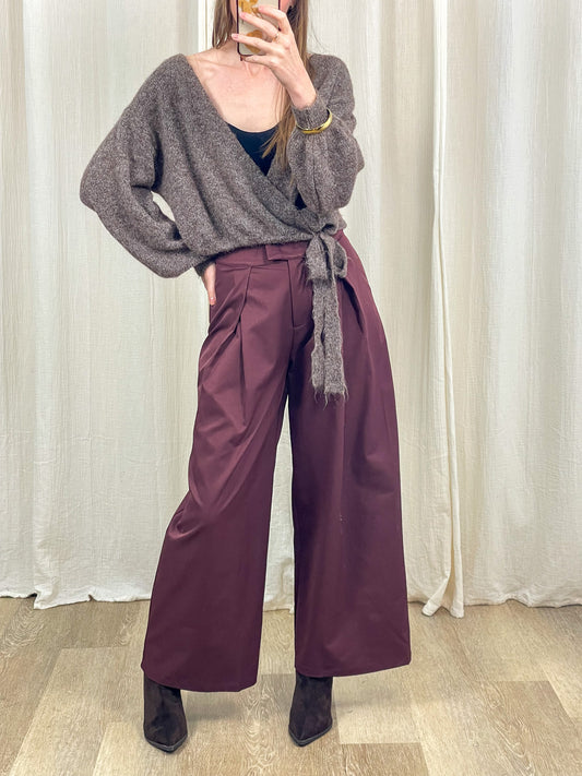 Pantalon à pinces large bordeaux taille haute femme avec gilet cache-cœur gris porté avec bottines noires