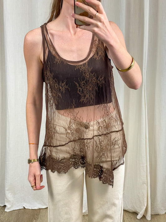 Top asymétrique en dentelle marron transparente avec motifs floraux et finitions festonnées style romantique femme