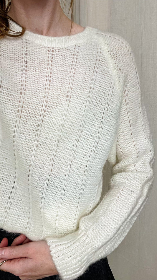 Pull mohair blanc cassé femme maille ajourée coupe loose manches longues col rond style minimaliste hiver