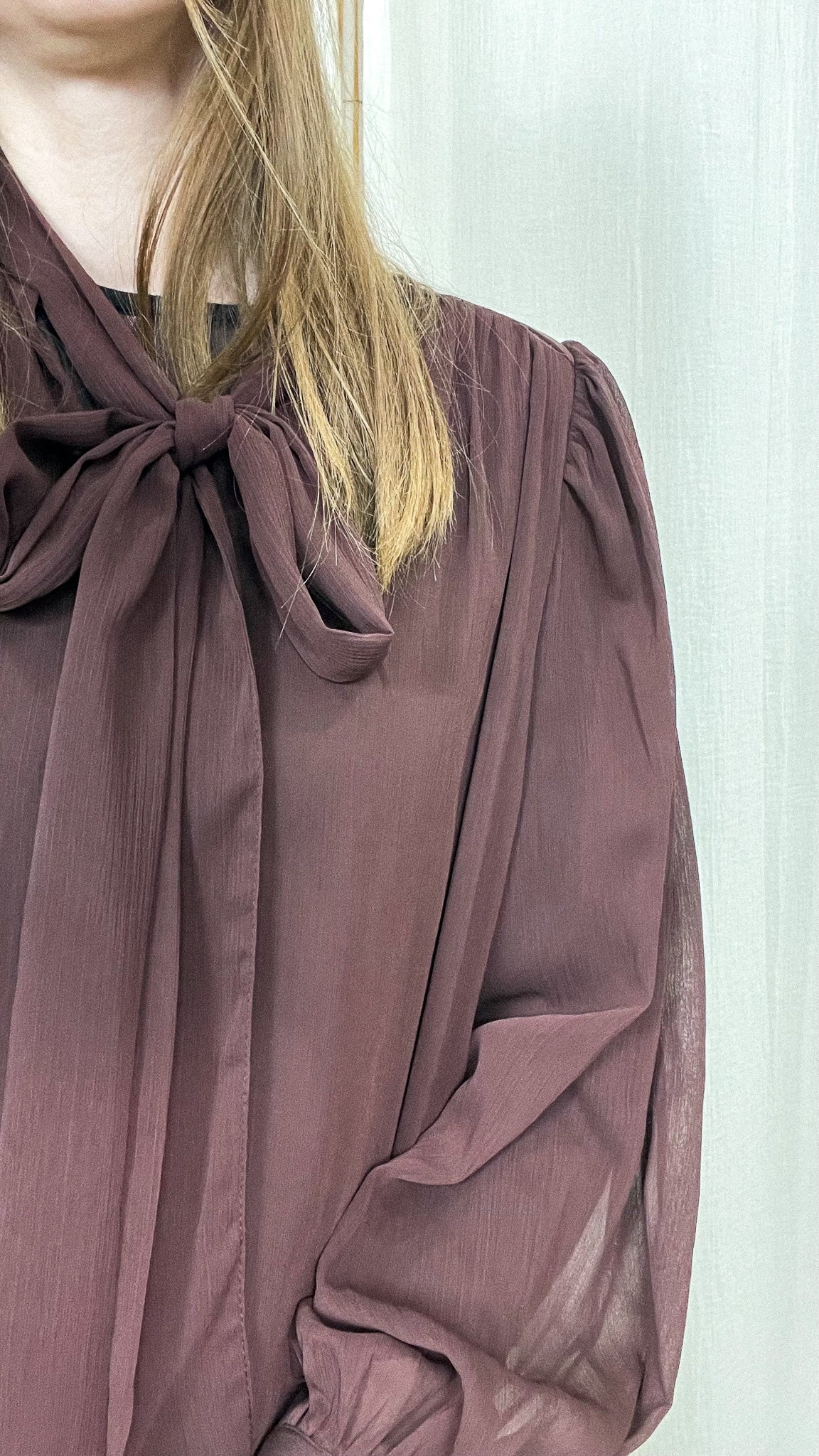 Robe Astride – Robe fluide à nœud col lavallière