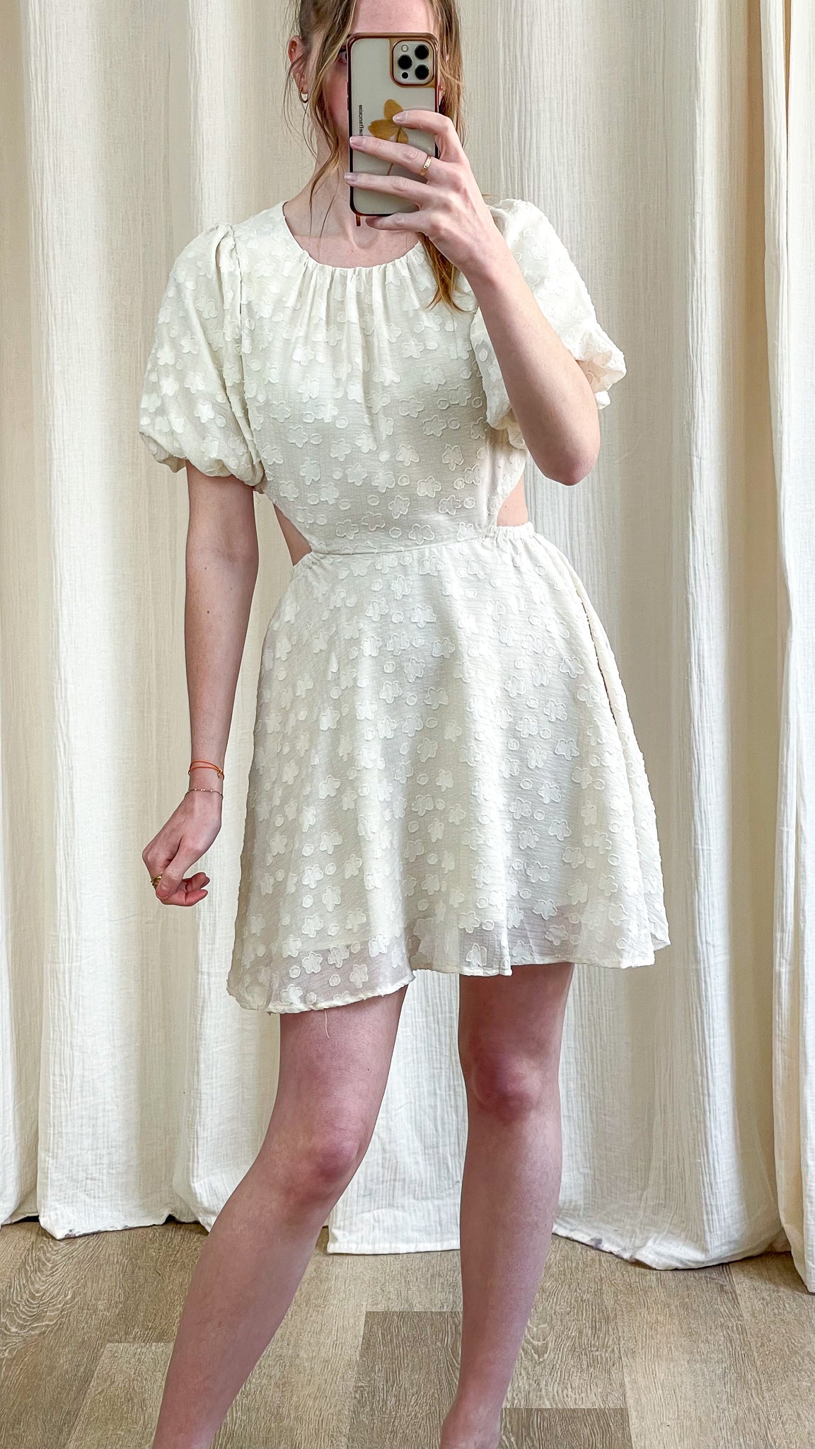 Robe Iris – Robe courte blanche texturée dos ouvert