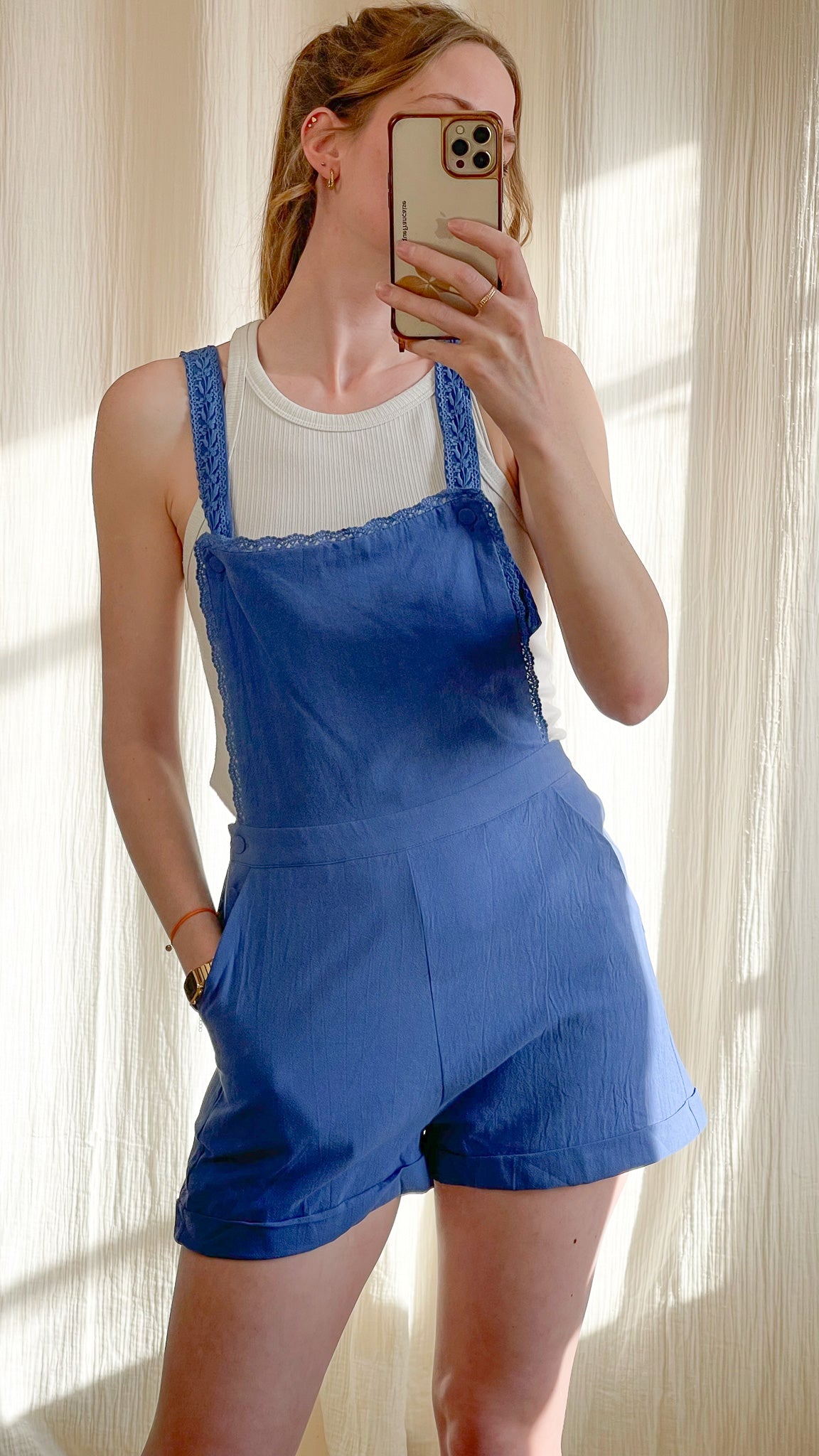 Salopette short – Salopette courte bleue à détails dentelle