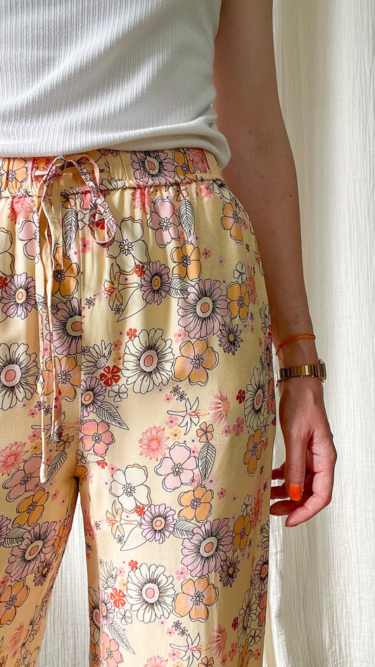 Pantalon fluide jaune pâle imprimé fleurs vintage femme avec taille élastique et cordon, style bohème été